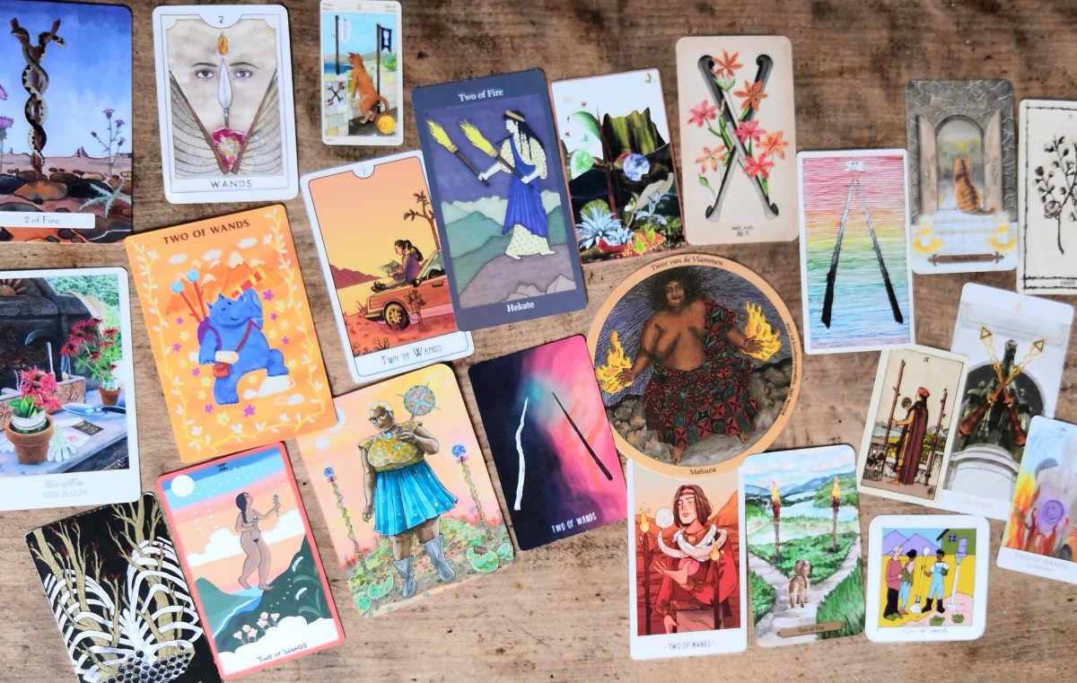 2 de bâtons – le tarot en&nbsp;mots-clés